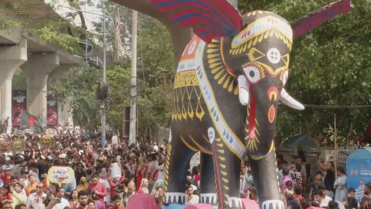 ১৪৩৩ বরণে ঢাবিতে বৈশাখী শোভাযাত্রা, চারুকলায় মানুষের ঢল