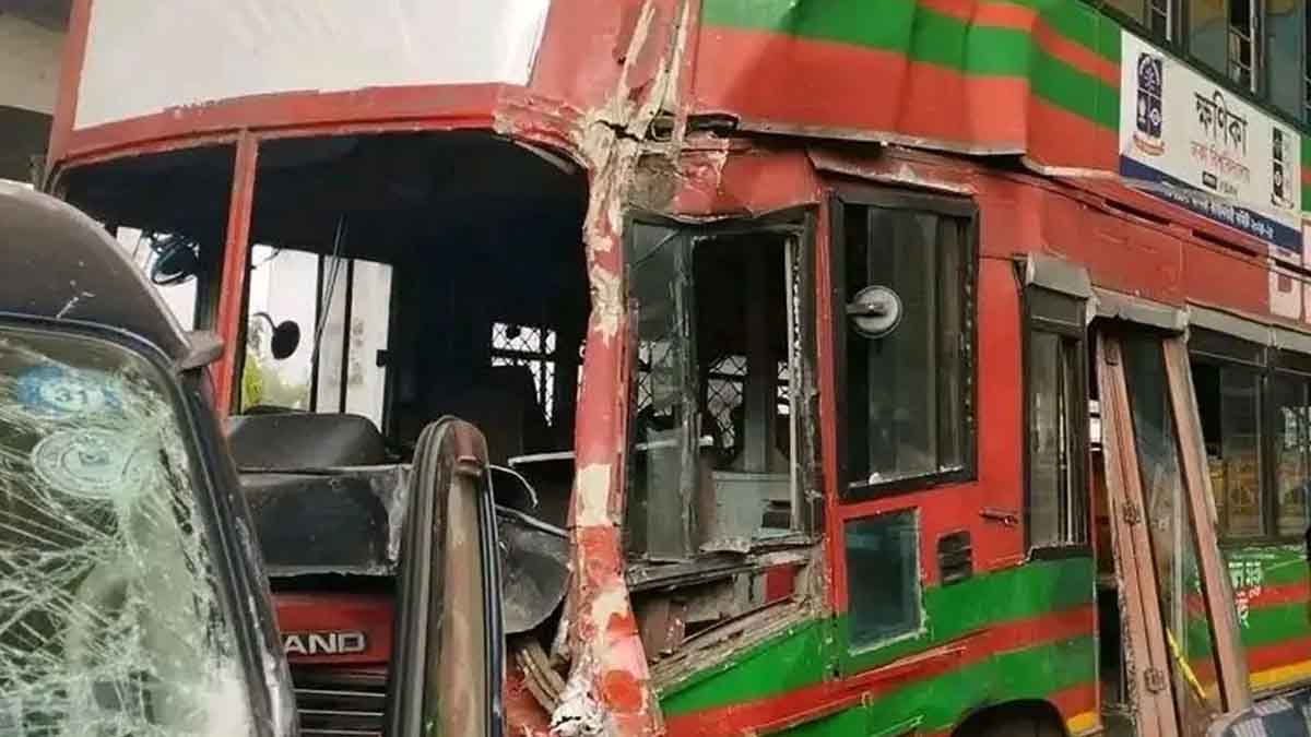 দুর্ঘটনায় দুমড়েমুচড়ে গেল ঢাবির বাস, আহত ৮
