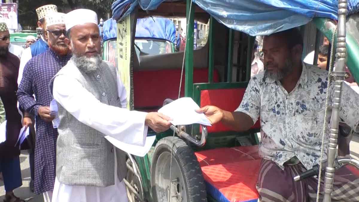 গণভোটের রায় বাস্তবায়নের দাবিতে নীলফামারীতে জামায়াতের লিফলেট বিতরণ