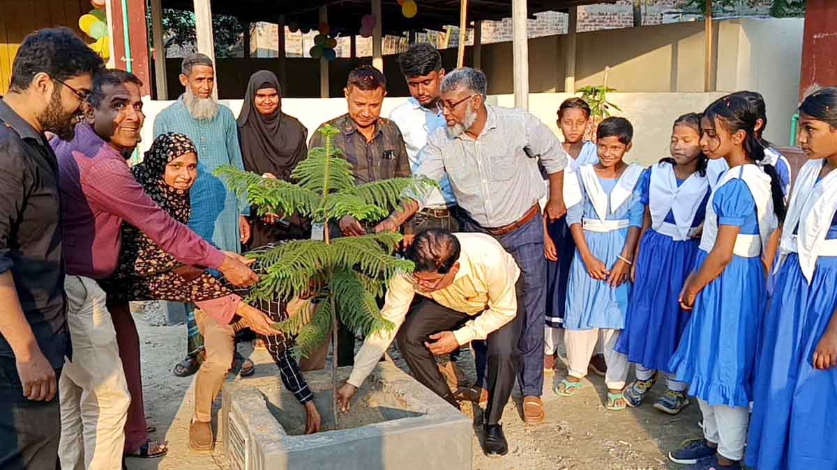 দিনাজপুরে অভিভাবক সমাবেশ ও বৃক্ষরোপণ কর্মসূচি অনুষ্ঠিত