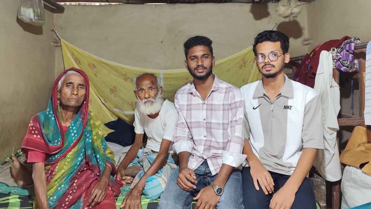 বীরগঞ্জে অসুস্থ বৃদ্ধ দম্পতির পাশে ছাত্রদল নেতা