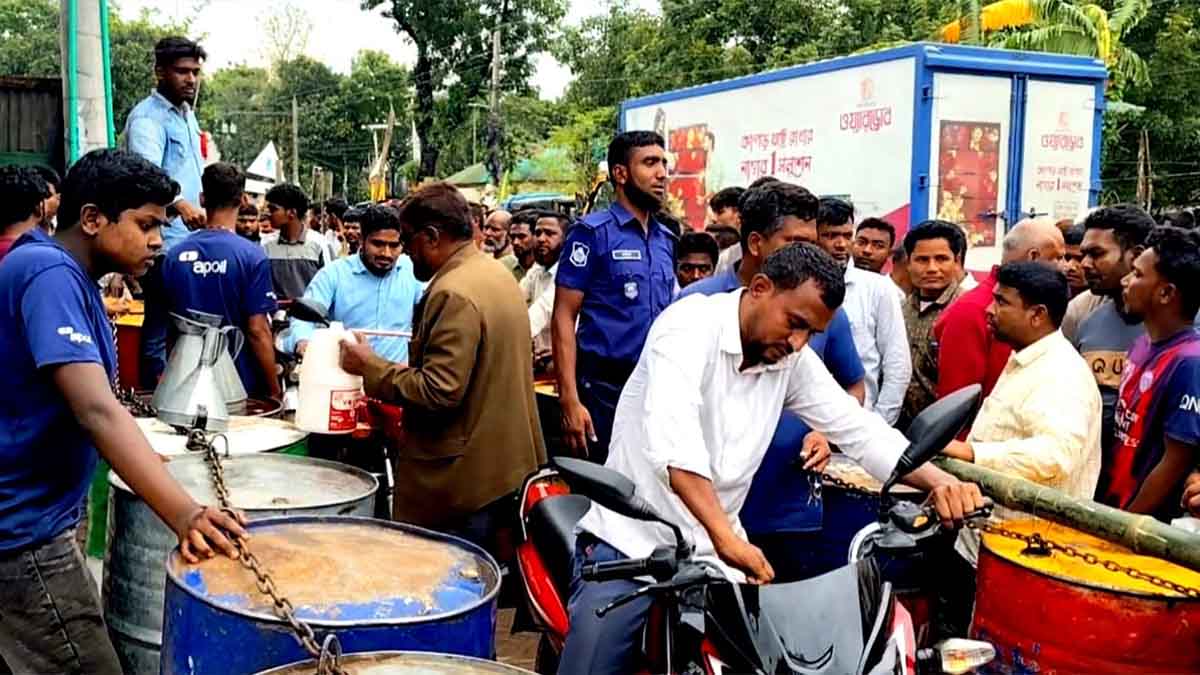 ঠাকুরগাঁওয়ে প্রশাসনের পাহারায় কালোবাজারির তেল বিক্রি