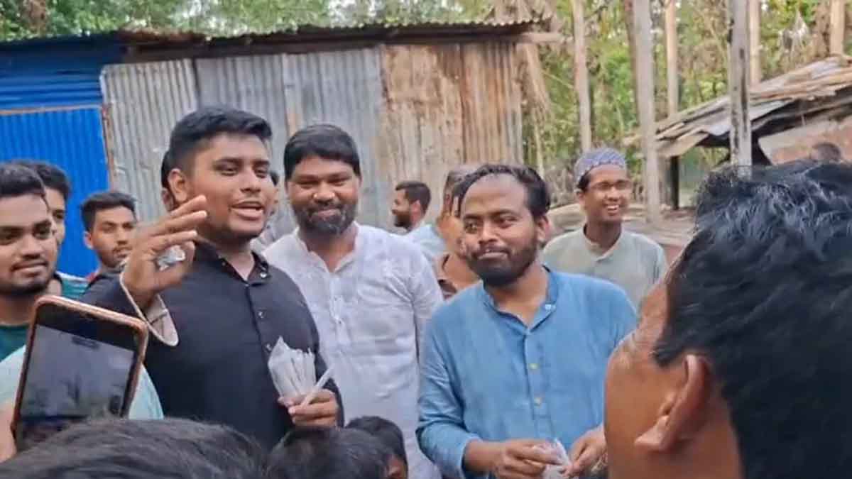 হাসনাত আব্দুল্লাহর মোমবাতি বিতরণ করে প্রতিবাদ