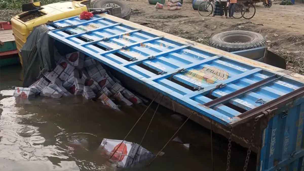 ফেরিতে উঠতে গিয়ে ট্রাক নদীতে, নি‍‍`হত ১