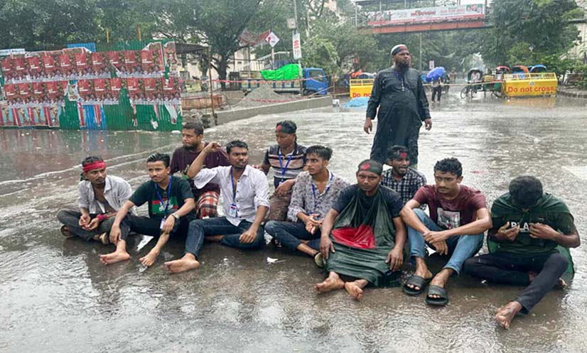 বৃষ্টির মধ্যে শাহবাগ অবরোধ, জুলাই সনদ দ্রুত বাস্তবায়নের দাবি