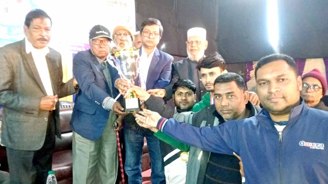 দিনাজপুররে কাজী বোরহান স্মৃতি ব্যাডমিন্টন টুর্নামেন্টের পুরস্কার বিতরণ