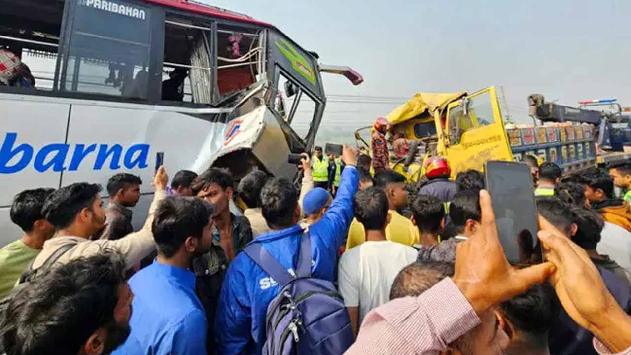 বাস-ট্রাক মুখোমুখি সংঘর্ষে নিহত ২, আহত ১৫