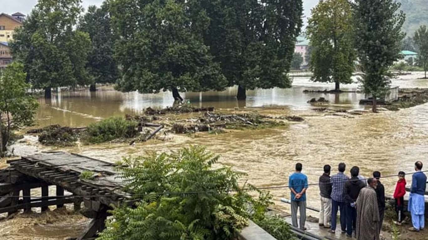 ভারতে বন্যা ও ভূমিধসে মৃত বেড়ে ১১, রেকর্ড বৃষ্টিপাত
