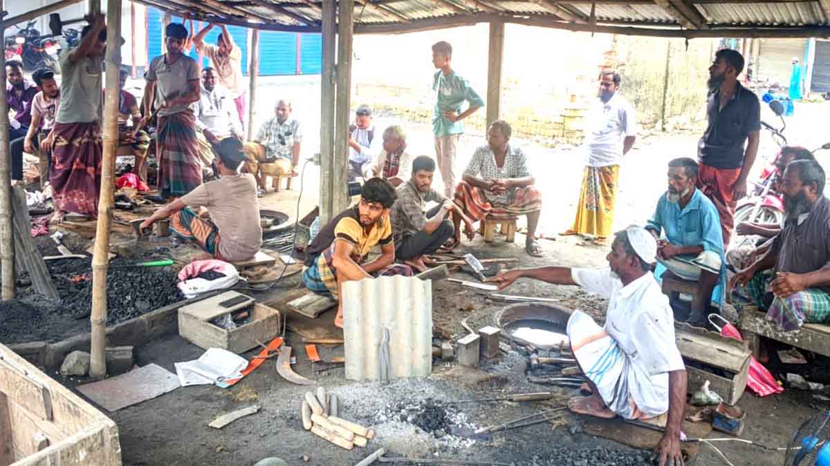 কোরবানির ঈদকে সামনে রেখে বীরগঞ্জে কামারদের ব্যস্ততা
