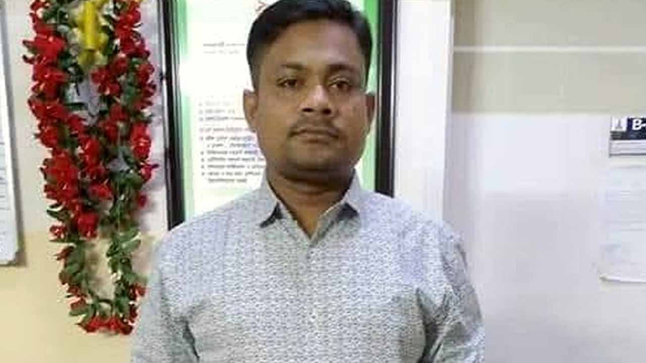 বিদেশি পিস্তলসহ স্বেচ্ছাসেবক দল নেতা গ্রেপ্তার