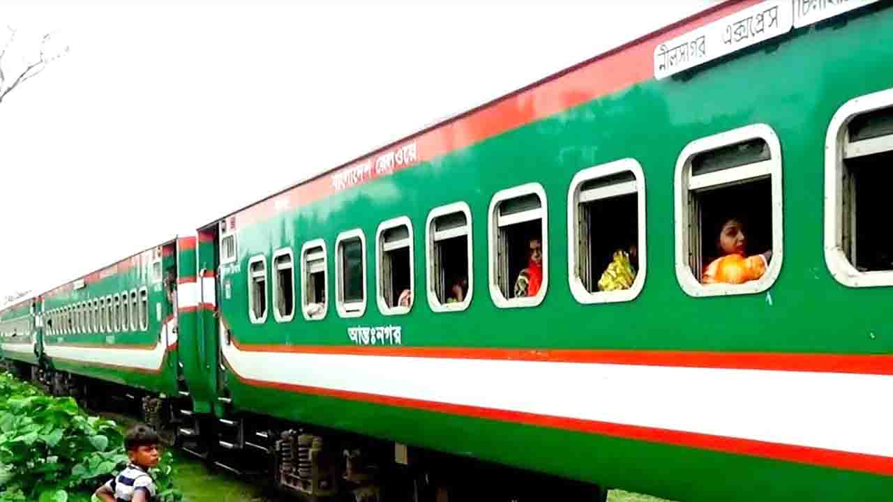 সান্তাহারে ট্রেন উদ্ধার: ২১ ঘণ্টা পর যোগাযোগ স্বাভাবিক