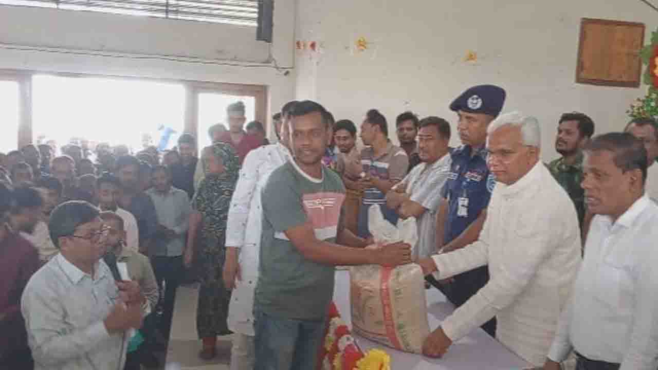 ঘোড়াঘাটে শিলাবৃষ্টিতে ক্ষতিগ্রস্তদের মাঝে ত্রাণ বিতরণ