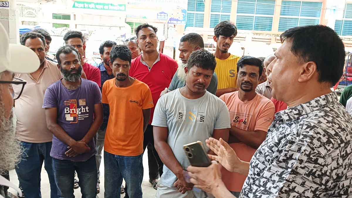 দিনাজপুর স্টেশনে উচ্ছেদ, অটোচালকদের সতর্ক করল পুলিশ