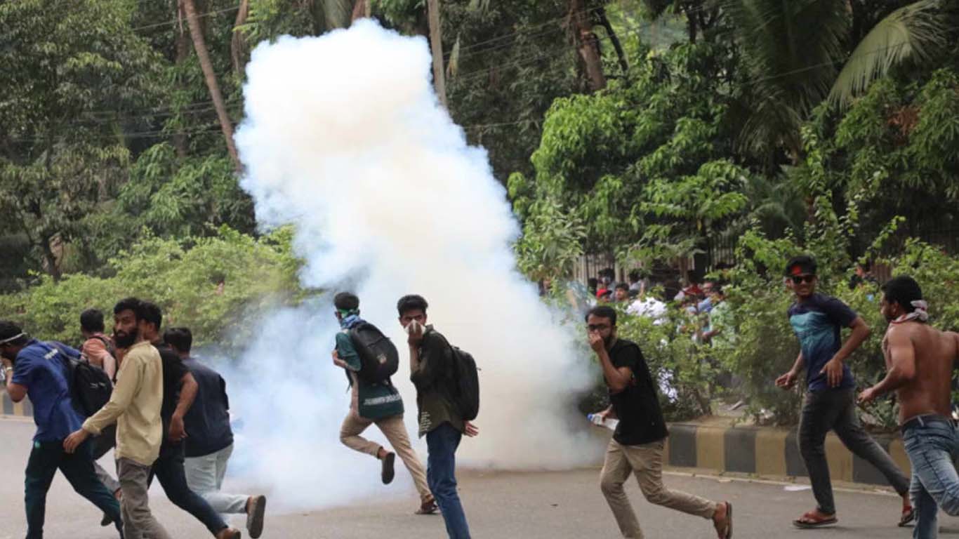 যমুনা অভিমুখে শিক্ষার্থীদের মিছিলে পুলিশের টিয়ারশেল
