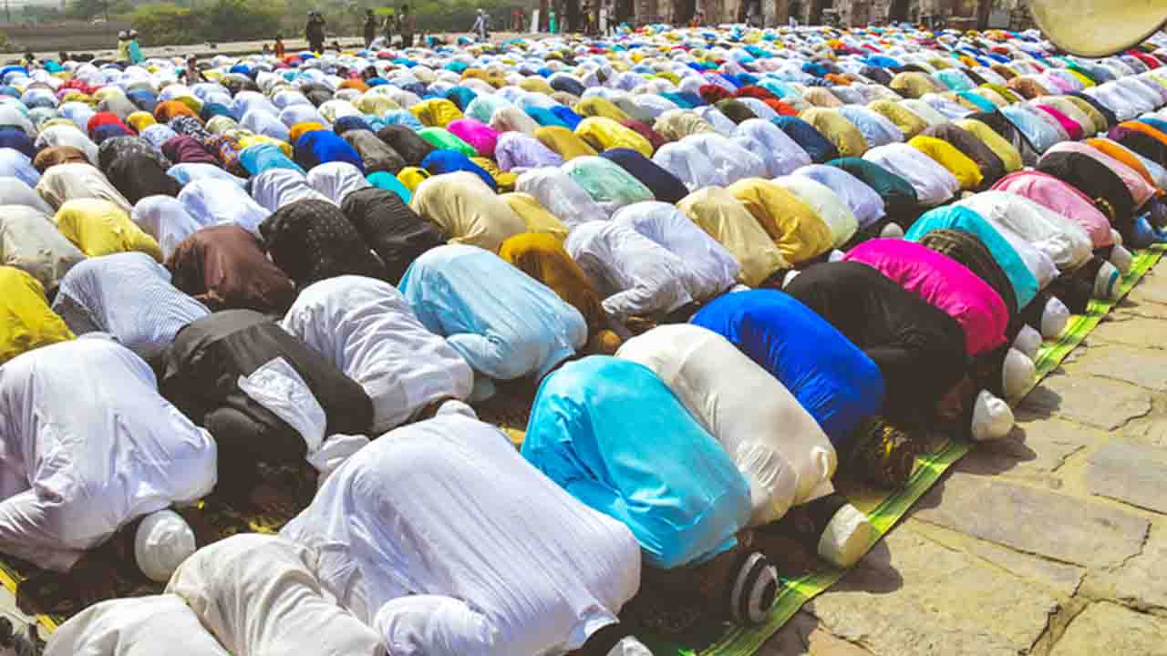 জুমার দিন মসজিদে গিয়ে ভুলেও যে ২ কাজ করবেন না