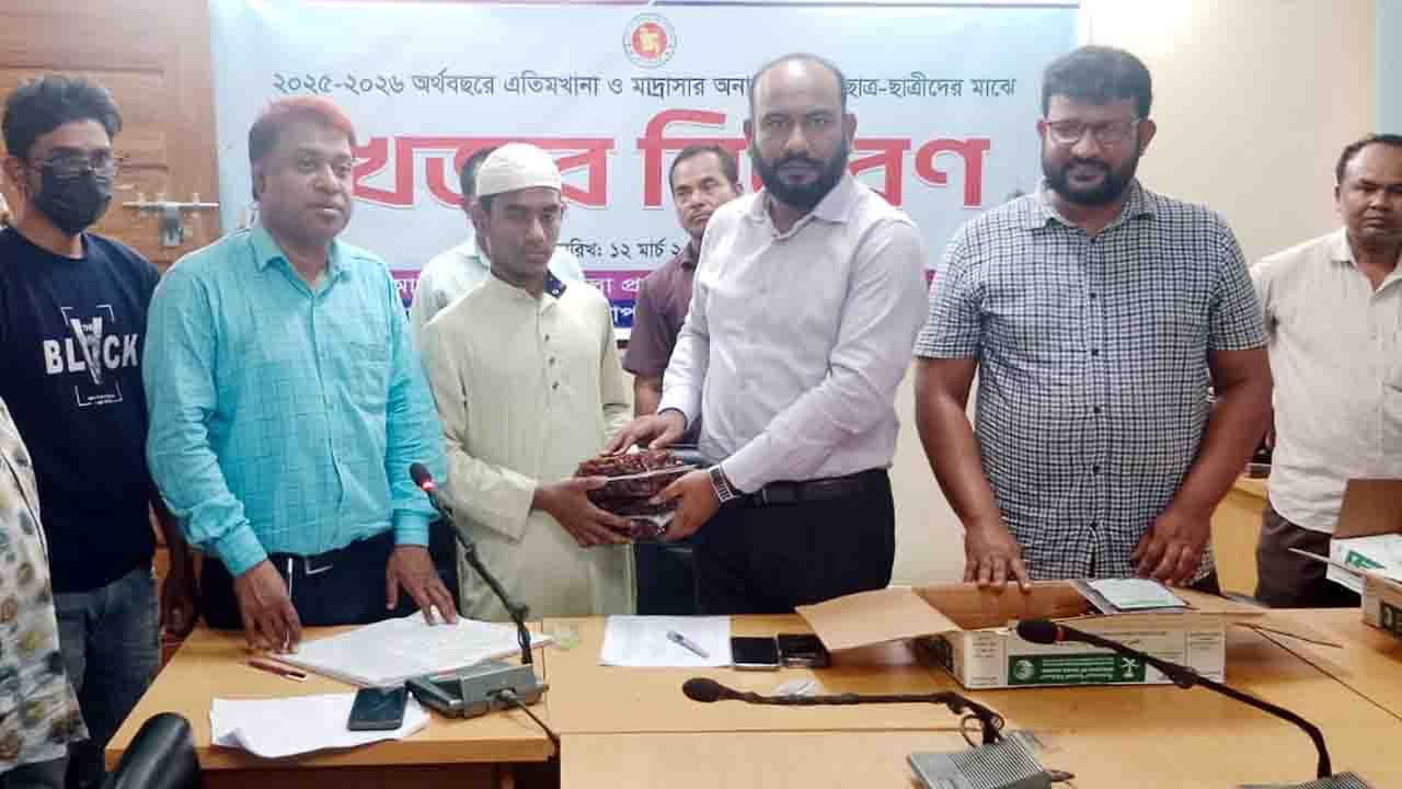 বিরলে ৭০টি এতিমখানায় বিনামূল্যে খেজুর বিতরণ