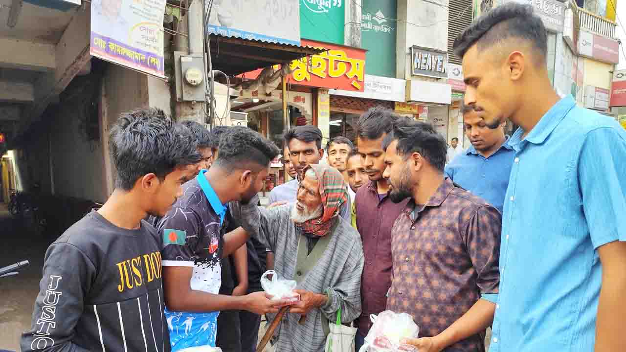 খালেদা জিয়ার সুস্থতা কামনায়,ছাত্রদলের খাবার বিতরণ