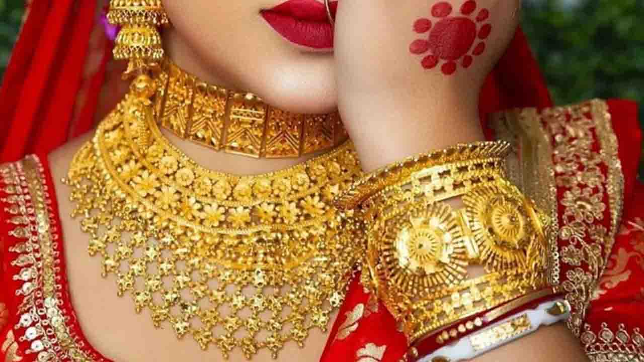 দেশে সোনার দাম আরও কমলো, নতুন ভরি কত?