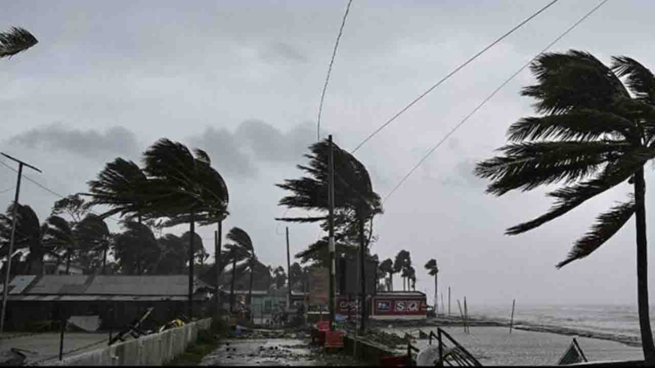 রাজধানীসহ ১৫ জেলায় ৮০ কিমি বেগে ঝড়ের পূর্বাভাস