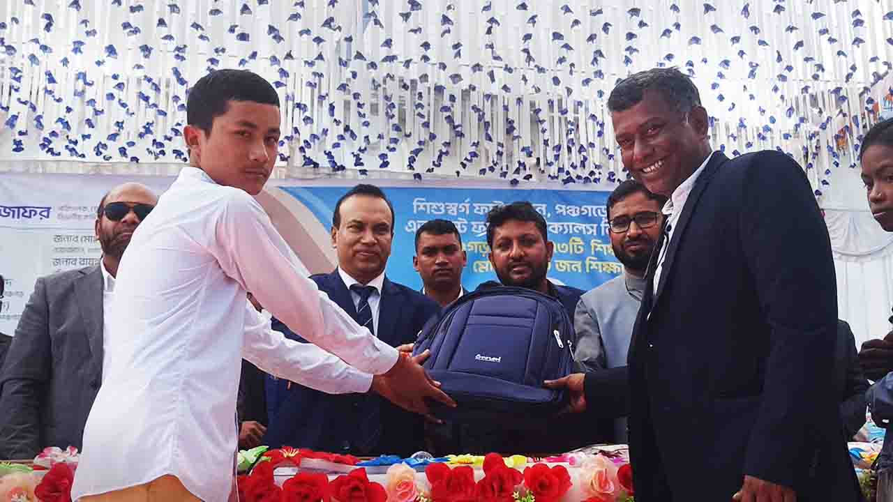 বোদায় দুই হাজার শিক্ষার্থীর মাঝে শীতবস্ত্র বিতরণ