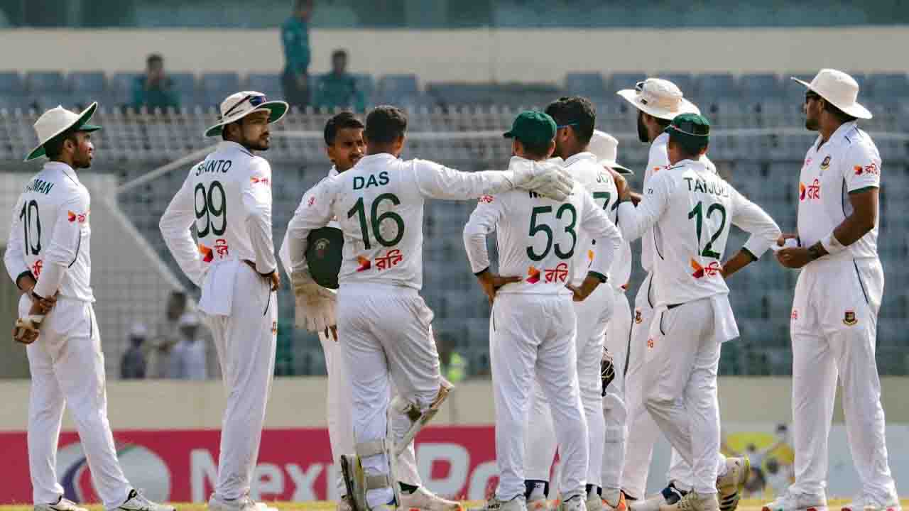 দুই উইকেটের অপেক্ষা নিয়ে মধ্যাহ্ন বিরতিতে বাংলাদেশ