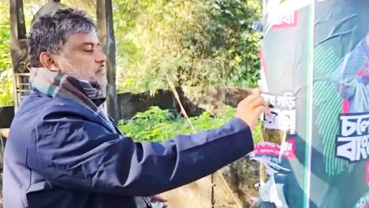 আচরণবিধির প্রতি শ্রদ্ধায় নিজ হাতে পোস্টার নামালেন জামায়াত প্রার্থী