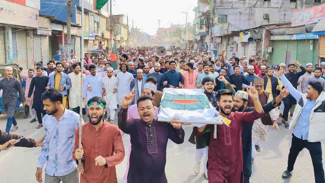 ওসমান হাদি হত্যার প্রতিবাদে উত্তাল দেশ, খুনিদের গ্রেপ্তারের দাবি