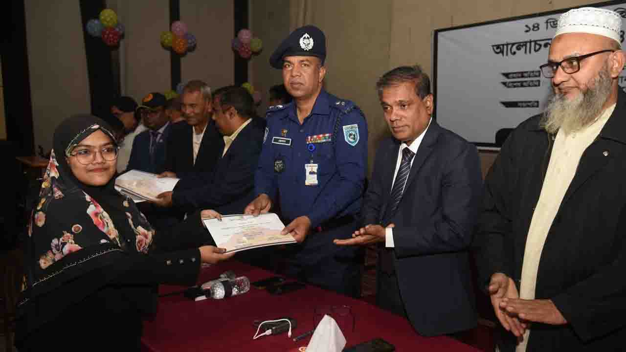 ডিএসি ও এসপি‍‍`র উপস্থিতিতে দিনাজপুরে শহীদ বুদ্ধিজীবী দিবস পালন