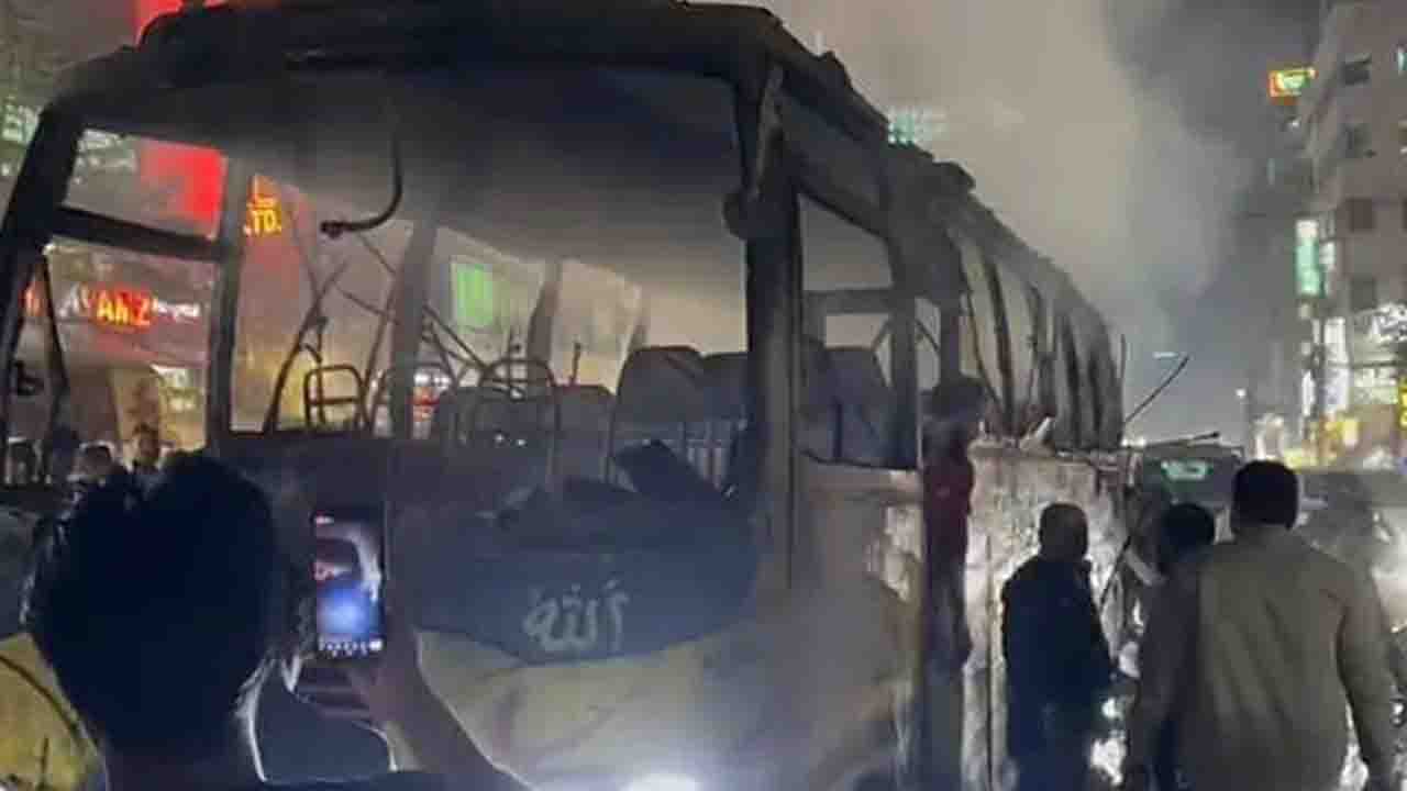 বাড্ডায় যাত্রীবাহী বাসে দুর্বৃত্তদের আগুন