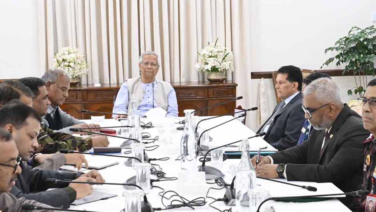যেকোনো মূল্যে আইনশৃঙ্খলা পরিস্থিতি স্বাভাবিক রাখতে হবে: প্রধান উপদেষ্টা