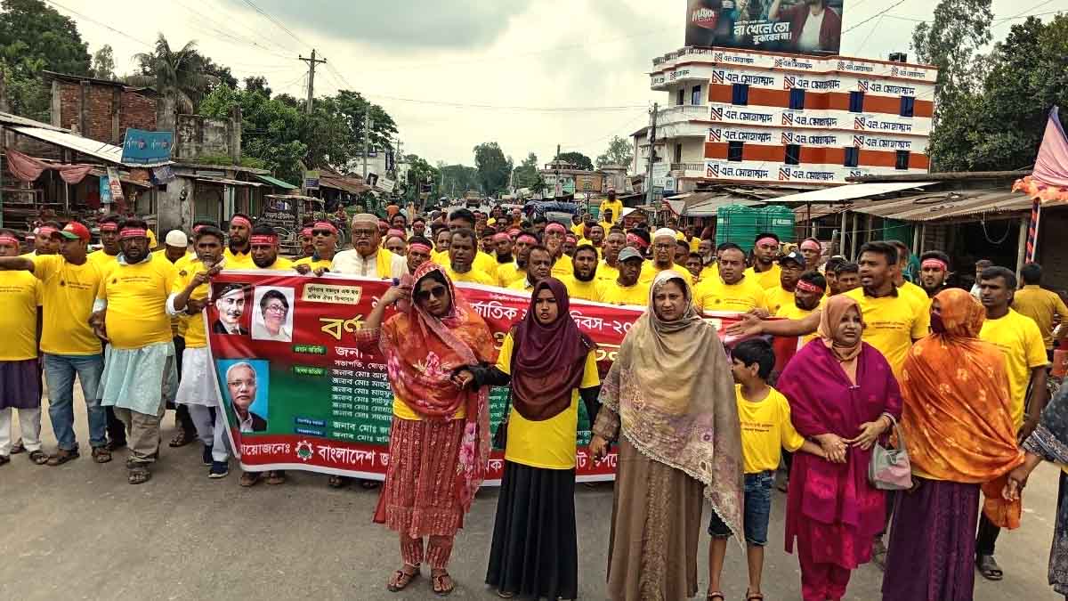 ঘোড়াঘাটে বর্ণাঢ্য র‍্যালিতে মে দিবস পালন করল শ্রমিক দল