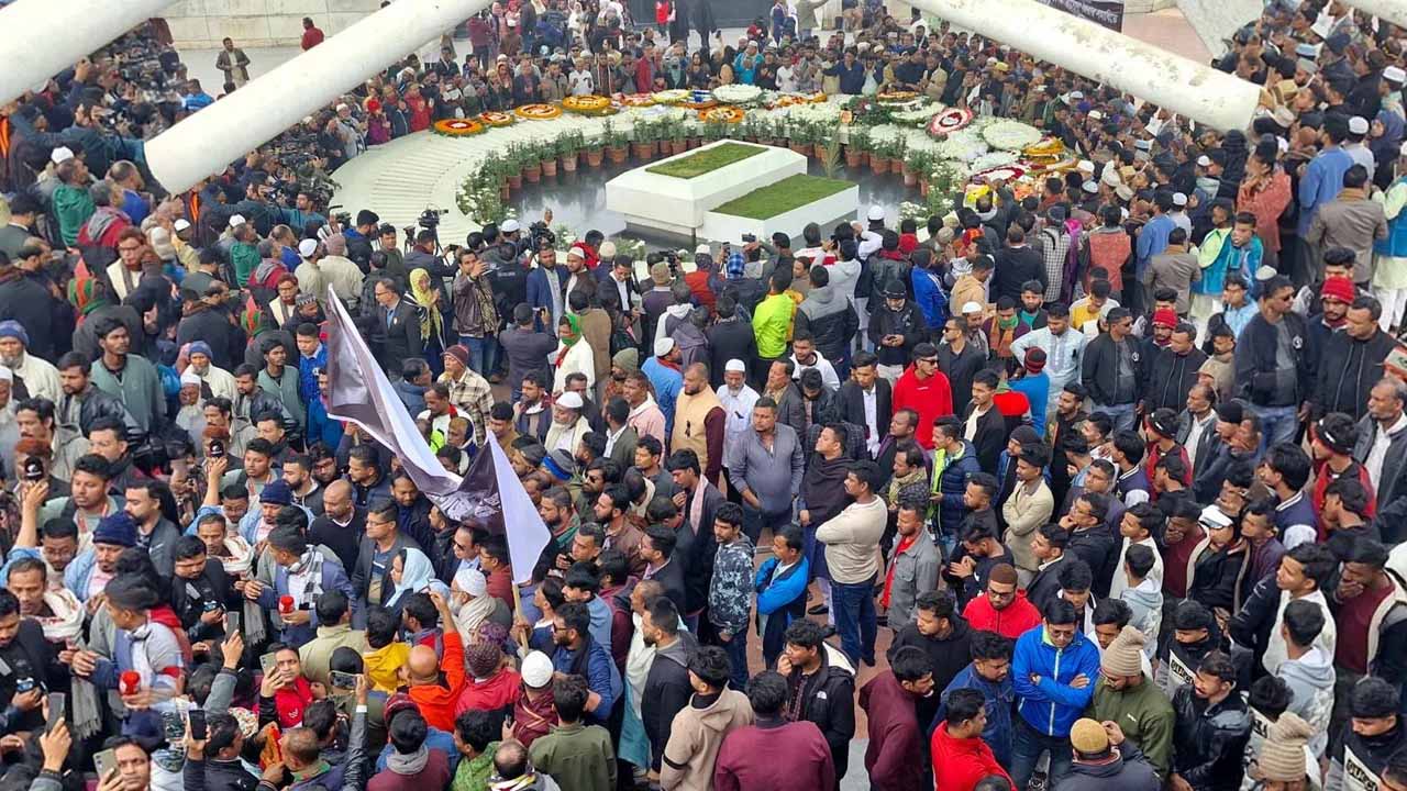 খালেদা জিয়ার কবর জিয়ারতে তৃতীয় দিনেও নেতাকর্মীদের ভিড়