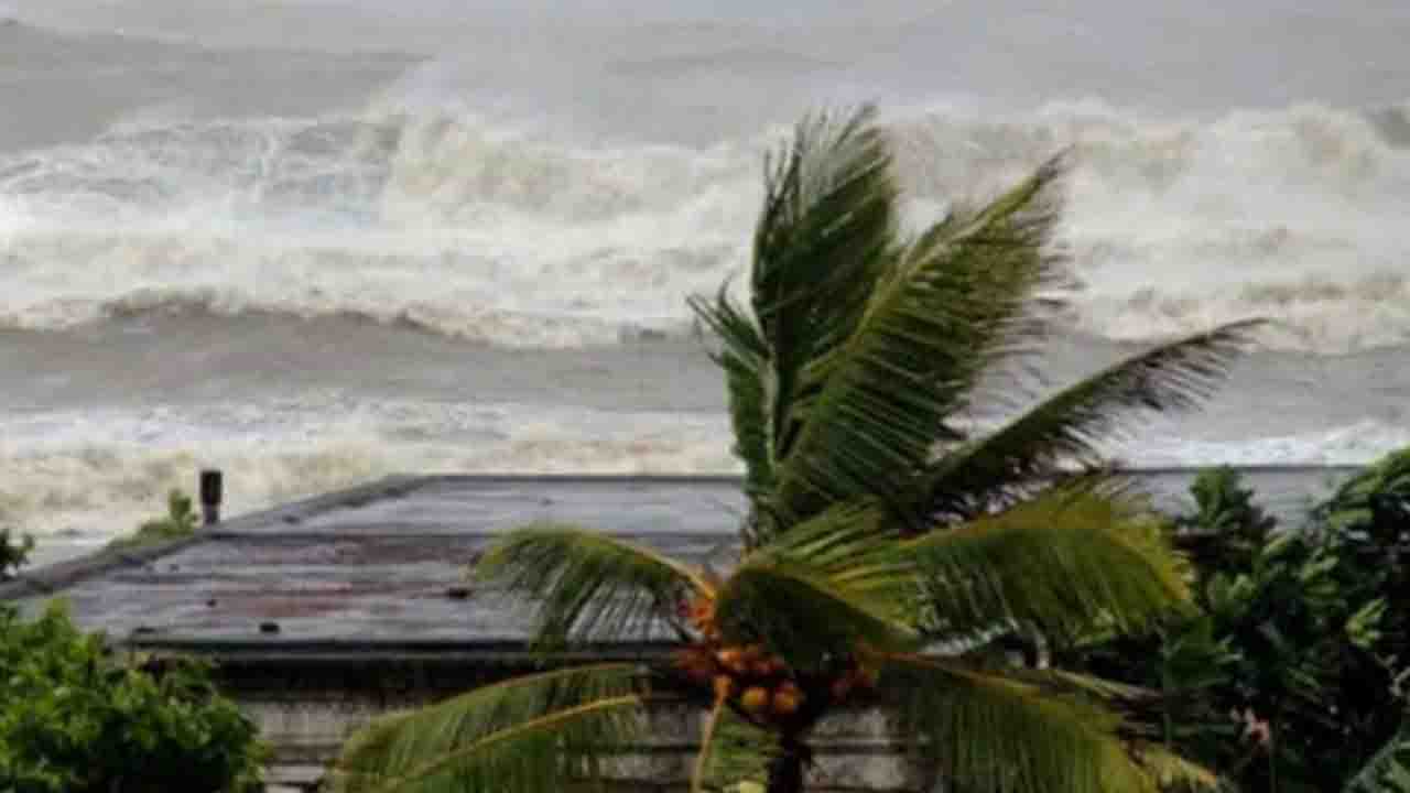 ২৪ ঘণ্টার মধ্যে আঘাত হানতে পারে ঘূর্ণিঝড় ডিটওয়াহ