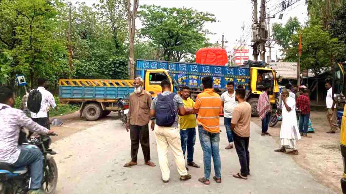 দিনাজপুরে ট্রাক শ্রমিকদের মহাসড়ক অবরোধ, বাস চলাচল বন্ধ