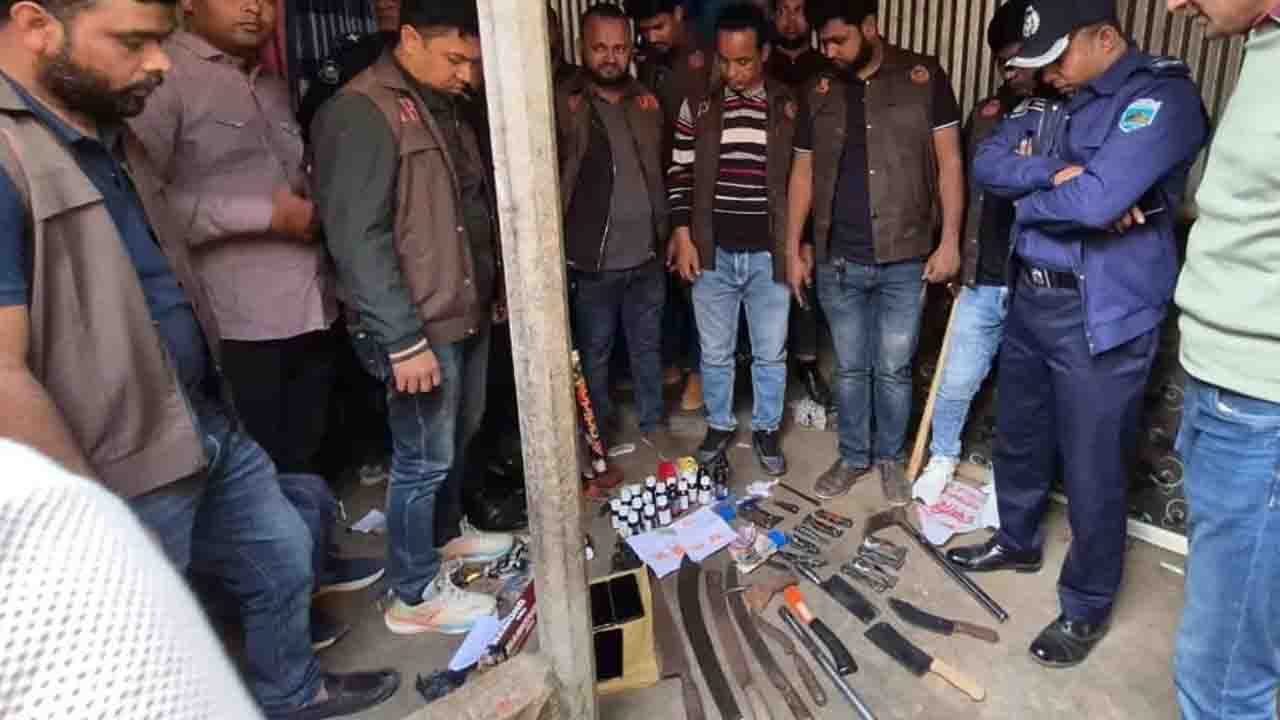বগুড়ায় সংঘর্ষ থামাতে গিয়ে পুলিশের অভিযানে মিলল ‘অস্ত্রের খনি’