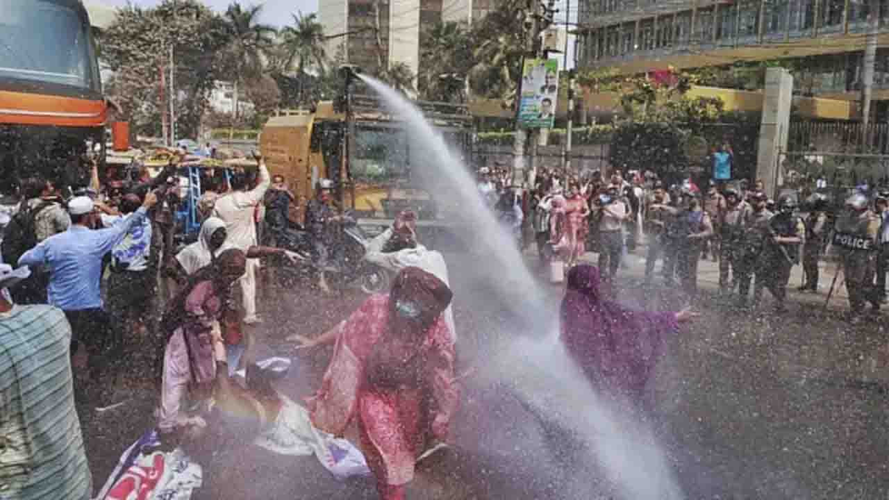 আমানত ফেরতের দাবিতে বাংলাদেশ ব্যাংক ঘেরাও
