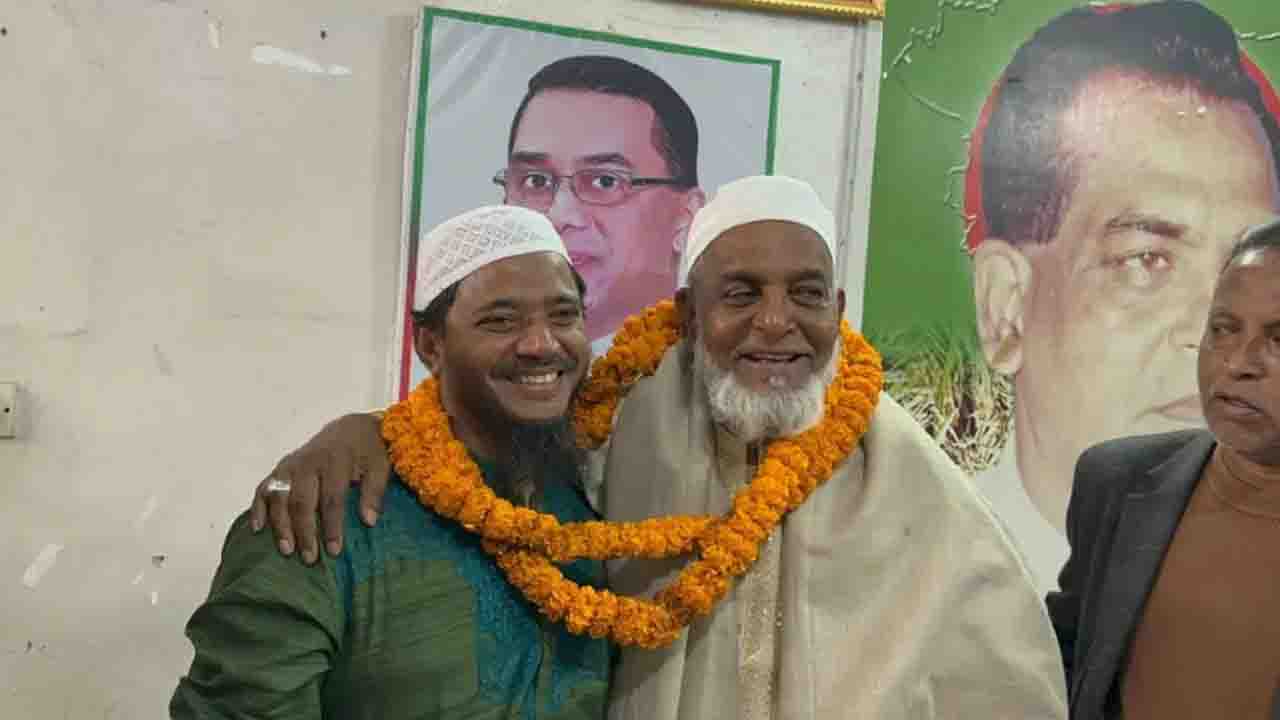 একই মালায় বিজয়ী-পরাজিত প্রার্থী, একসঙ্গে কাজের অঙ্গীকার