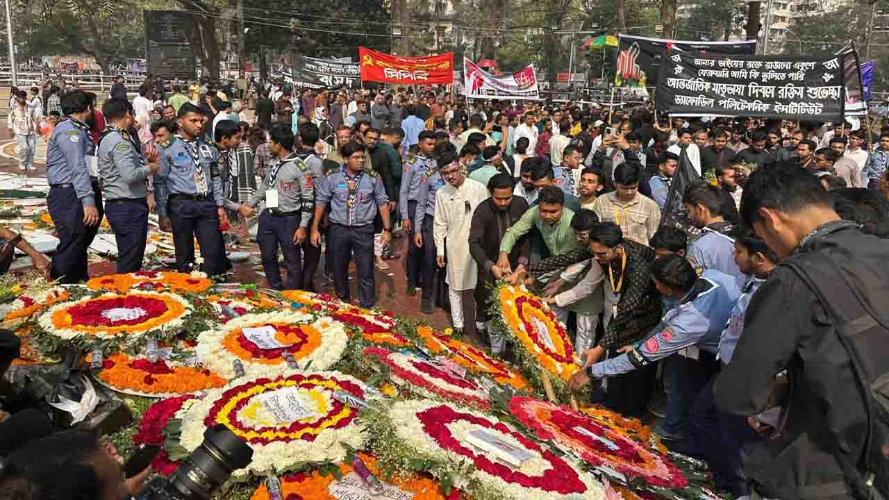 কেন্দ্রীয় শহীদ মিনারে ভাষাশহীদদের প্রতি সর্বস্তরের শ্রদ্ধা