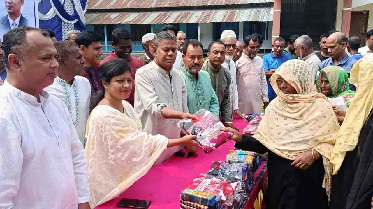 প্রধানমন্ত্রীর উপহার বিতরণ করলেন এমপি জাহাঙ্গীর আলম