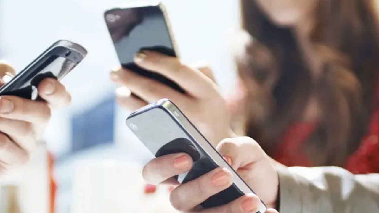 সাবধান! ফোনে নজরদারি চালাচ্ছে এই ৯টি অ্যাপ