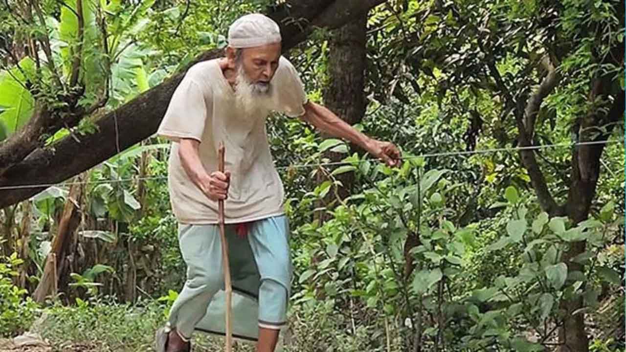 দড়ি বেয়ে মসজিদে যাওয়া সেই প্রবীণ মুয়াজ্জিন আর নেই