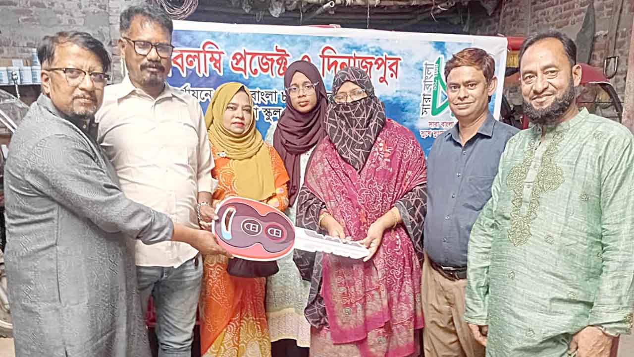 সারা বাংলা’৮৮ ফাউন্ডেশনের উদ্যোগে দিনাজপুরে ইজিবাইক প্রদান