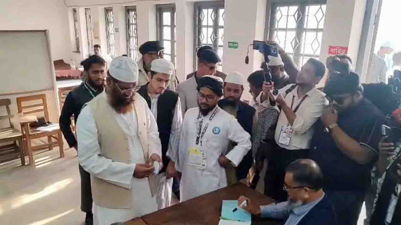 শারীরিক শিক্ষা কলেজ কেন্দ্রে ভোট দিলেন মামুনুল হক