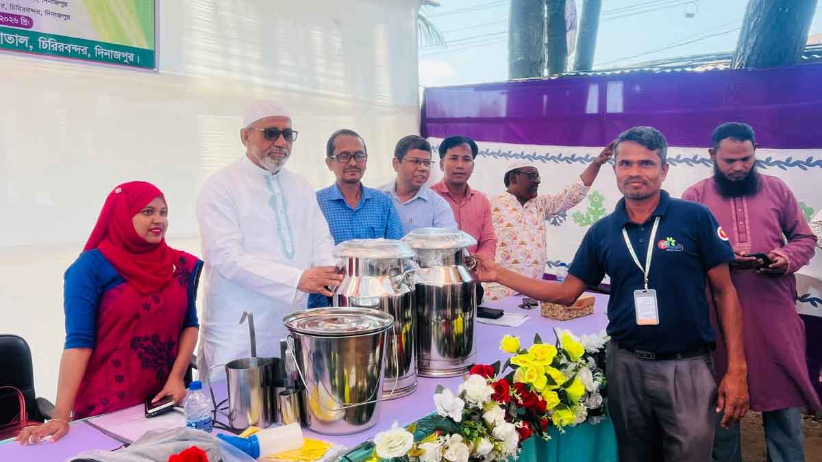 খামারিদের ডেইরি উপকরণ দিলেন হুইপ আখতারুজ্জামান