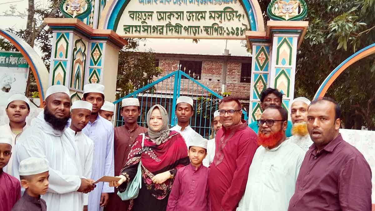 প্রথম বেতনের টাকা এতিমখানায় বিতরণ করলেন এমপি সৈয়দ জাহাঙ্গীর