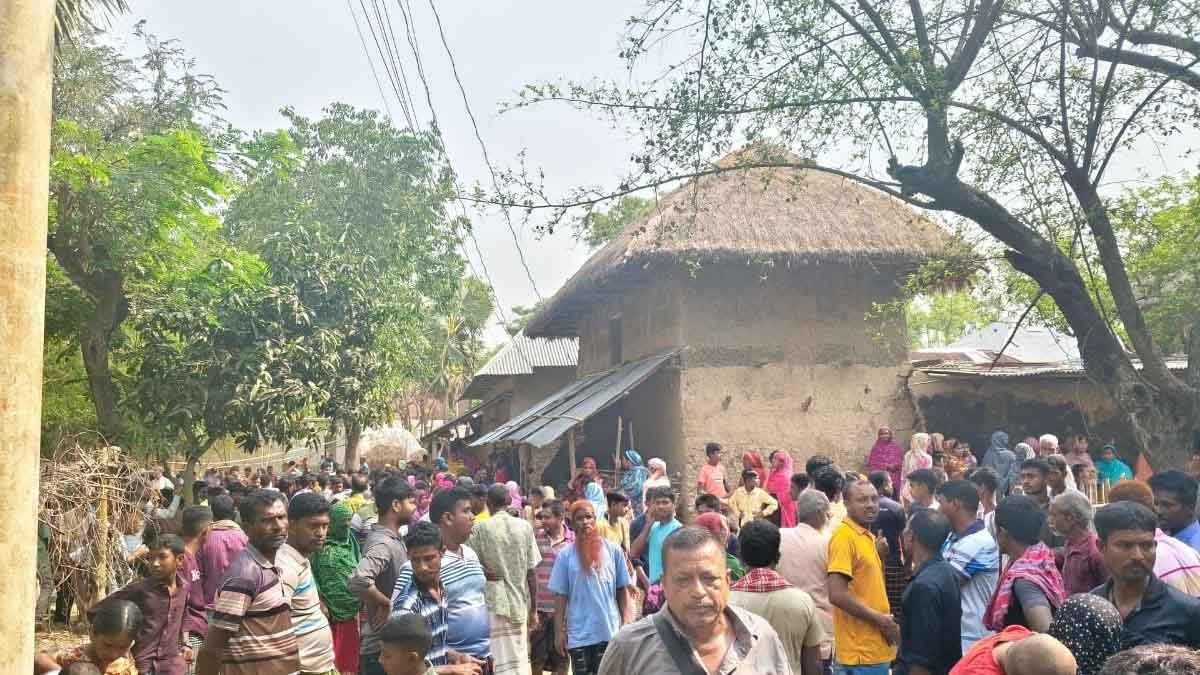 নওগাঁয় একই পরিবারের ৪ জনকে নৃশংসভাবে হত্যা