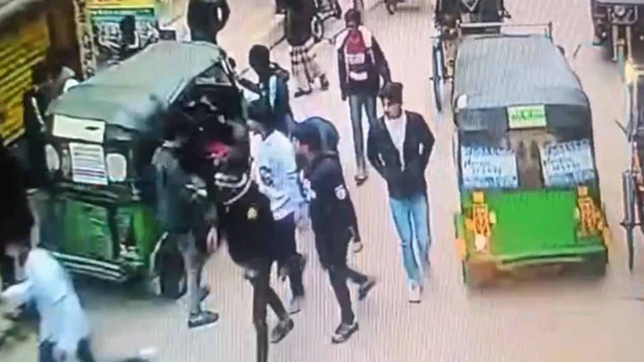 প্রকাশ্য দিবালোকে কলেজছাত্রকে কুপিয়ে হত্যা