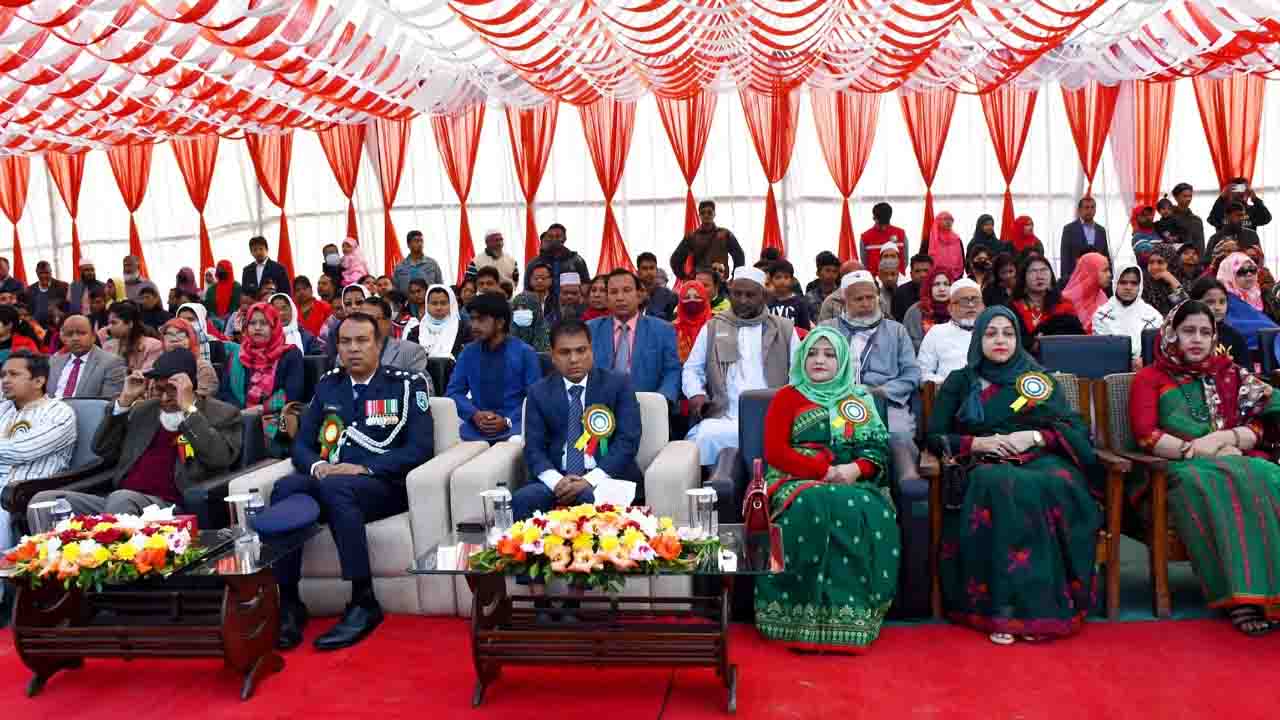 দিনাজপুর গোর-এ-শহীদ ময়দানে মনোমুগ্ধকর কুচকাওয়াজে বিজয় দিবস পালন