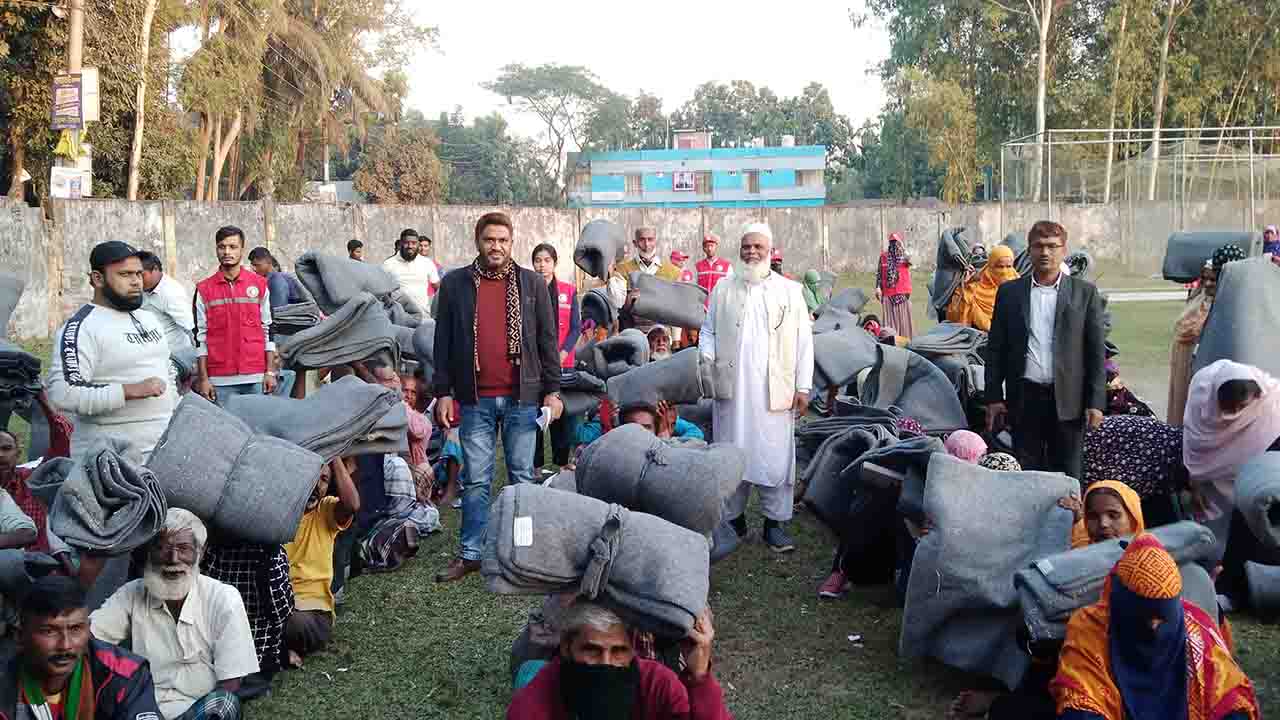 পঞ্চগড়ে শীতার্তদের মাঝে রেড ক্রিসেন্ট সোসাইটির কম্বল বিতরণ