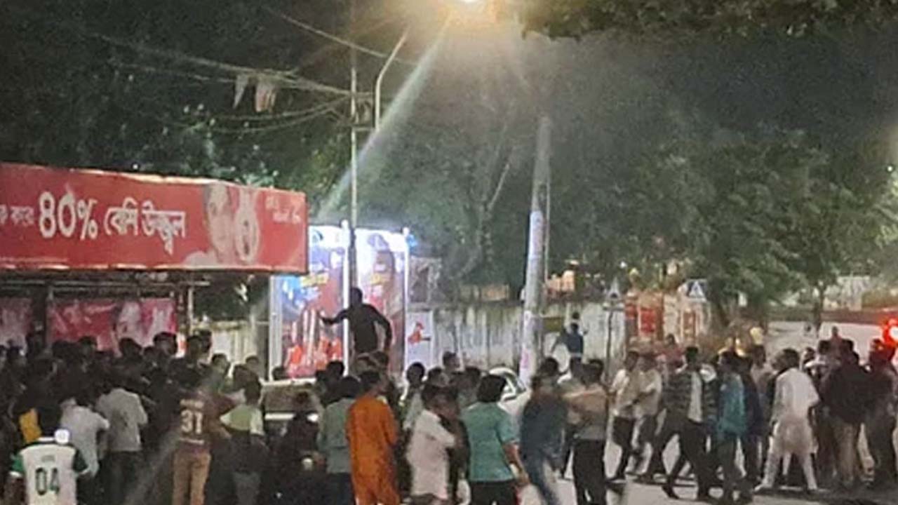 ঢাবিতে ককটেল বিস্ফোরণ, শিক্ষার্থীদের বিক্ষোভ